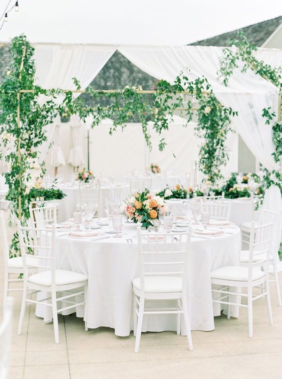 Chaise Chiavari blanche élégante