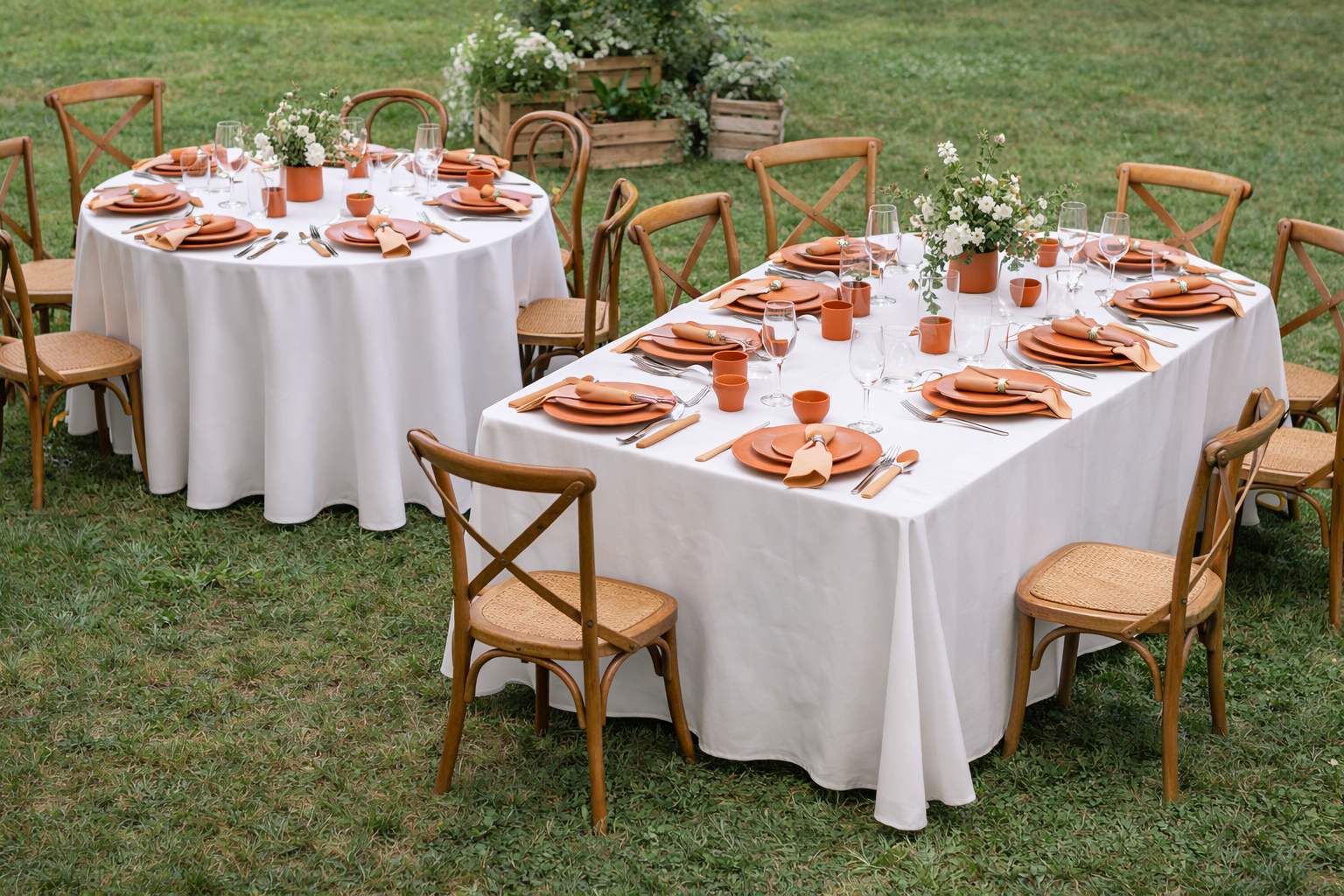 Tables avec vaisselle teracota.