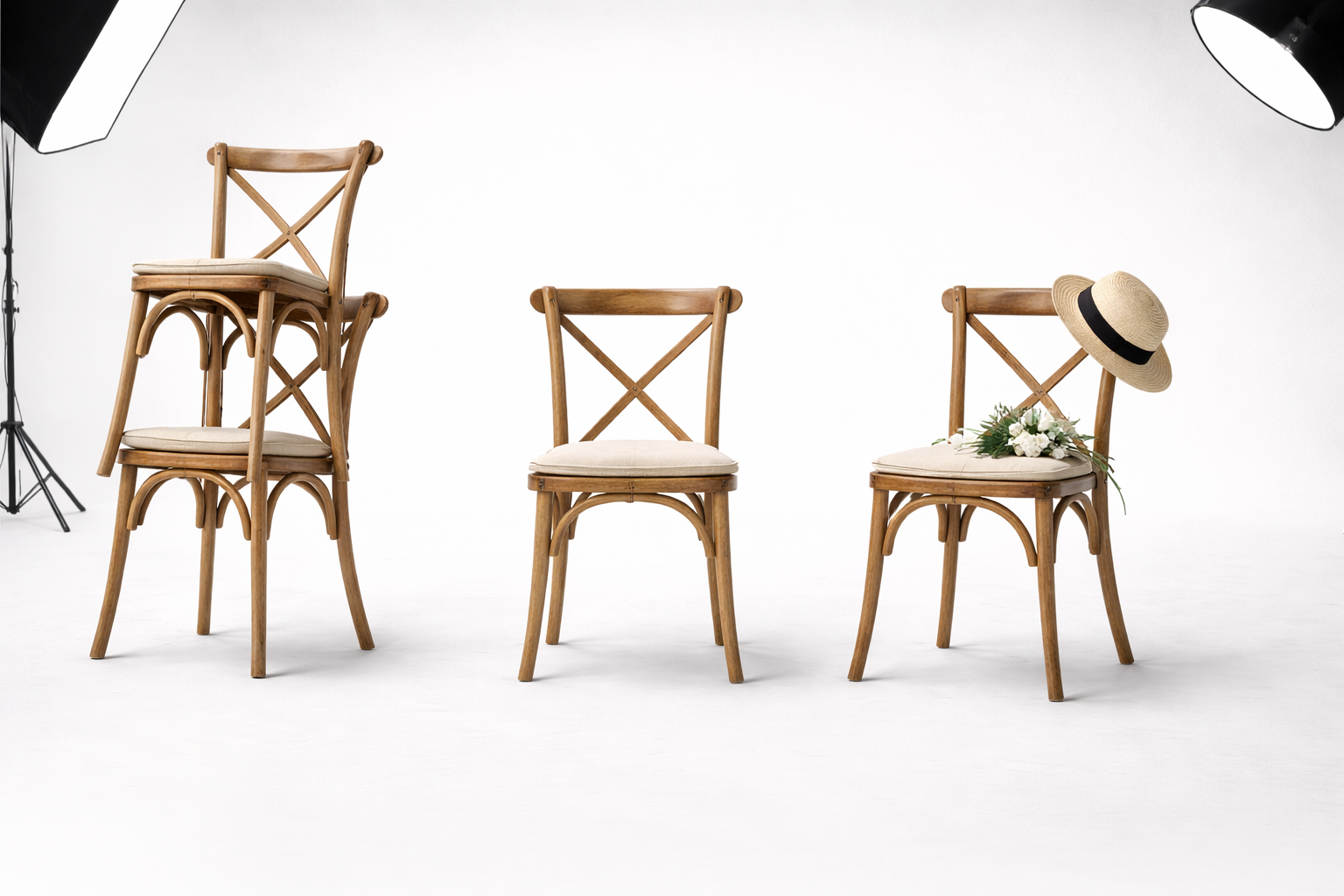 Chaise dos croisé sur fond blanc.