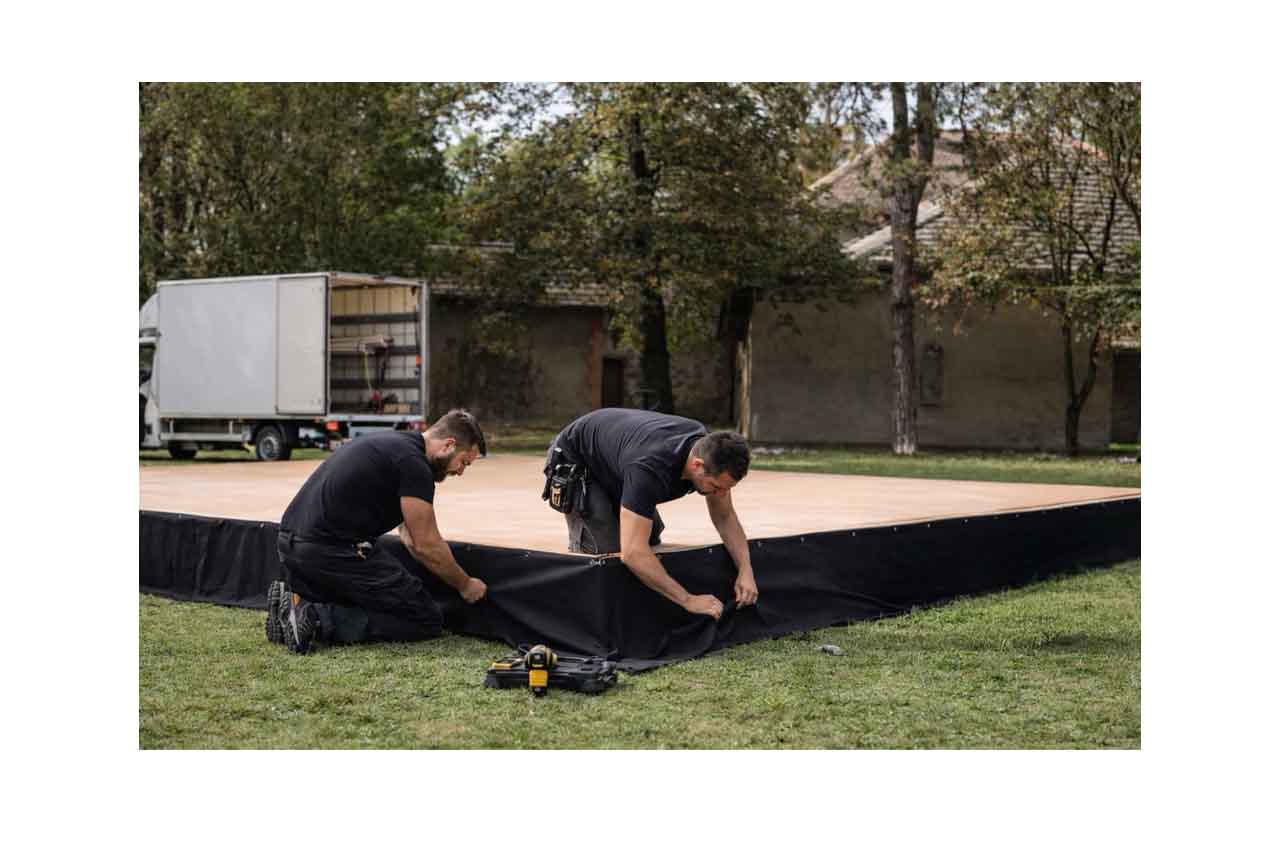 Plancher événementiel solide.