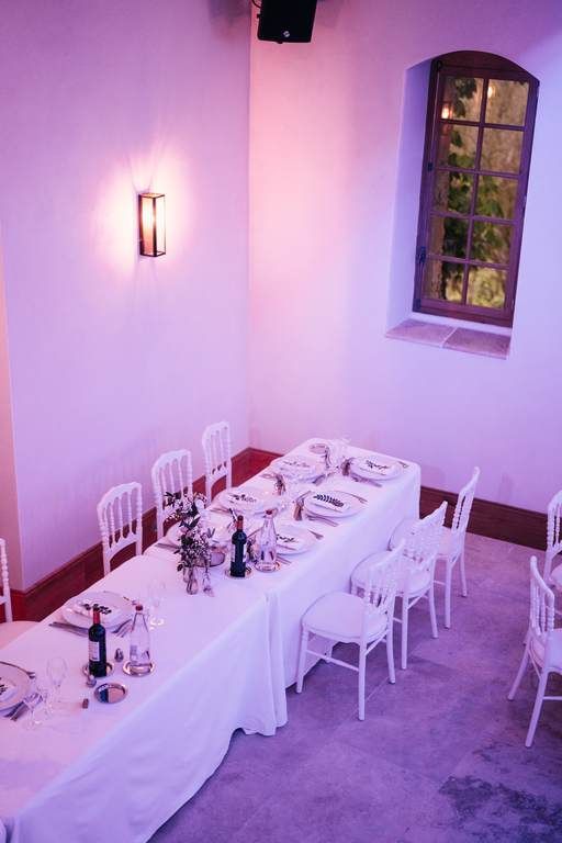 Table rectangulaire mariage mise en place