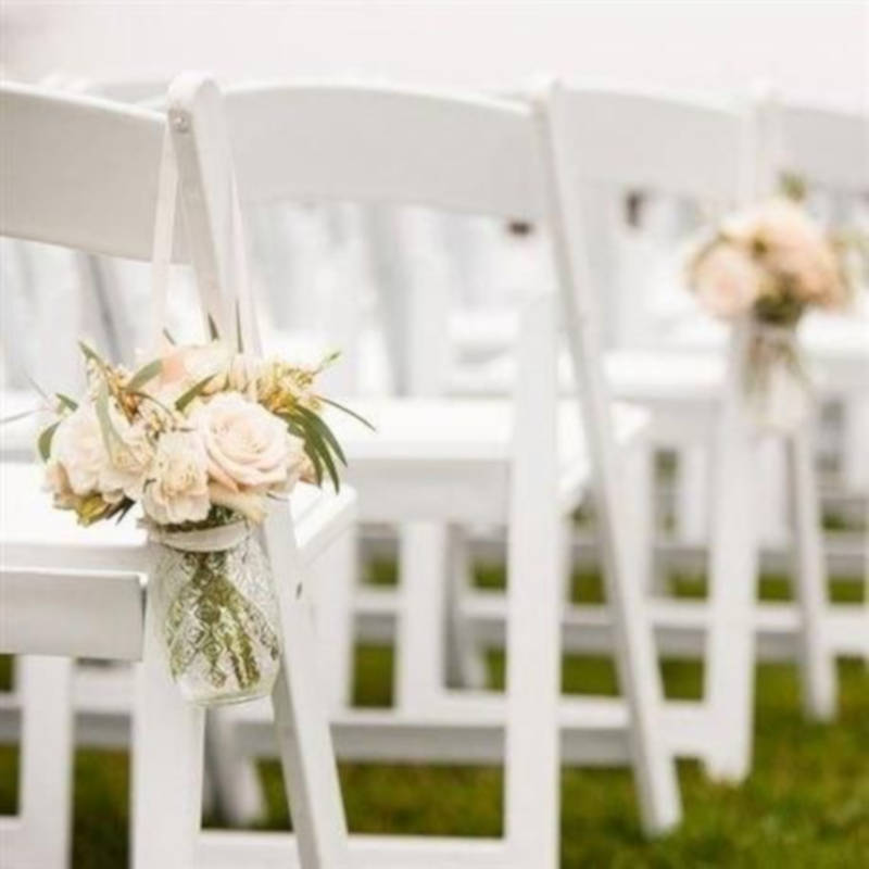 Chaise de mariage avec guirlande de fleurs - Des chaises de